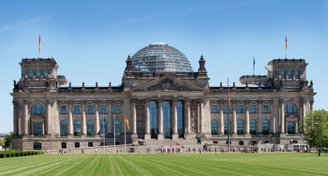 Frontansicht des Deutschen Bundestags in dem der Bundeshaushalt debattiert wird. - Bild: Pixarbay