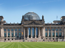 Frontansicht des Deutschen Bundestags in dem der Bundeshaushalt debattiert wird.