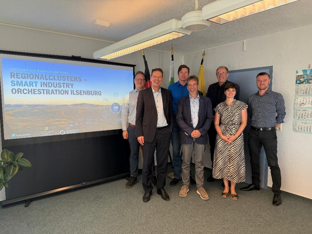 Projektauftakt, v.l.n.r. hinten: Andreas Zaremba, Leiter TGA, Ilsenburger Grobblech GmbH, Sebastian Böhm, Entwicklungsingenieur, Ilsenburger Grobblech GmbH, Uwe Zischkale, Abteilungsleiter 3 Energie, Nachhaltigkeit, Strukturwandel, Ministerium für Wissenschaft, Energie, Klimaschutz und Umwelt des Landes Sachsen-Anhalt; v.l.n.r. vorn: Dr. Robert Kühn, Vorsitzender der Geschäftsführung, Ilsenburger Grobblech GmbH, Denis Loeffke, Bürgermeister Stadt Ilsenburg, Dr. Franziska Sondej, Energiesysteme und Infrastrukturen, Fraunhofer-Institut für Fabrikbetrieb und -automatisierung IFF, Andreas Künne, Energiemanager, Ilsenburger Grobblech GmbH - Photo: Fraunhofer