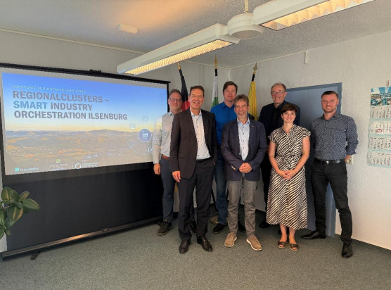 Projektauftakt, v.l.n.r. hinten: Andreas Zaremba, Leiter TGA, Ilsenburger Grobblech GmbH, Sebastian Böhm, Entwicklungsingenieur, Ilsenburger Grobblech GmbH, Uwe Zischkale, Abteilungsleiter 3 Energie, Nachhaltigkeit, Strukturwandel, Ministerium für Wissenschaft, Energie, Klimaschutz und Umwelt des Landes Sachsen-Anhalt; v.l.n.r. vorn: Dr. Robert Kühn, Vorsitzender der Geschäftsführung, Ilsenburger Grobblech GmbH, Denis Loeffke, Bürgermeister Stadt Ilsenburg, Dr. Franziska Sondej, Energiesysteme und Infrastrukturen, Fraunhofer-Institut für Fabrikbetrieb und -automatisierung IFF, Andreas Künne, Energiemanager, Ilsenburger Grobblech GmbH