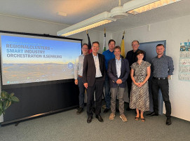 Projektauftakt, v.l.n.r. hinten: Andreas Zaremba, Leiter TGA, Ilsenburger Grobblech GmbH, Sebastian Böhm, Entwicklungsingenieur, Ilsenburger Grobblech GmbH, Uwe Zischkale, Abteilungsleiter 3 Energie, Nachhaltigkeit, Strukturwandel, Ministerium für Wissenschaft, Energie, Klimaschutz und Umwelt des Landes Sachsen-Anhalt; v.l.n.r. vorn: Dr. Robert Kühn, Vorsitzender der Geschäftsführung, Ilsenburger Grobblech GmbH, Denis Loeffke, Bürgermeister Stadt Ilsenburg, Dr. Franziska Sondej, Energiesysteme und Infrastrukturen, Fraunhofer-Institut für Fabrikbetrieb und -automatisierung IFF, Andreas Künne, Energiemanager, Ilsenburger Grobblech GmbH