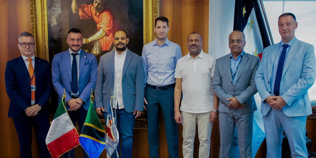 Giacomo Mareschi Danieli (Mitte), CEO der Danieli-Gruppe, zusammen mit Vertretern von Danieli und GSM Tanzania nach der Vertragsunterzeichnung in der Danieli-Zentrale - Photo: Danieli