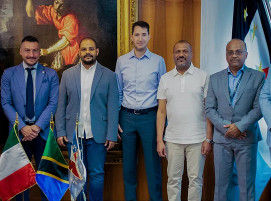 Giacomo Mareschi Danieli (Mitte), CEO der Danieli-Gruppe, zusammen mit Vertretern von Danieli und GSM Tanzania nach der Vertragsunterzeichnung in der Danieli-Zentrale