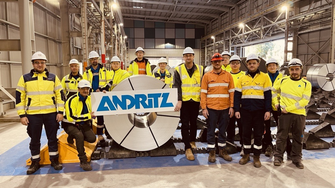 Die Projektteams von BlueScope Steel Limited und ANDRITZ mit dem ersten verzinkten Band der neuen kontinuierlichen Verzinkungslinie in Sydney, Australien - Photo: Andritz AG
