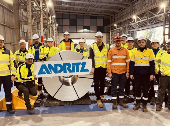 Die Projektteams von BlueScope Steel Limited und ANDRITZ mit dem ersten verzinkten Band der neuen kontinuierlichen Verzinkungslinie in Sydney, Australien