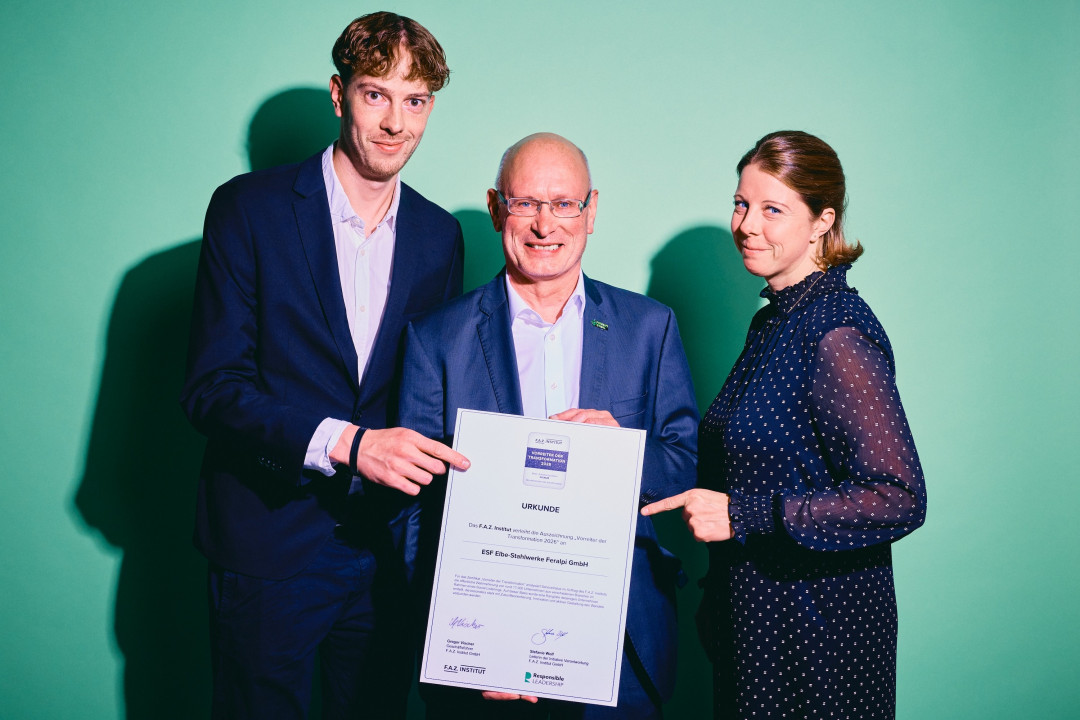 Feralpi Stahl: Maximilian Röllig (Integriertes Managementsystem), Uwe Reinecke (General Manager) und Sarah Lippert (Teamleiterin Marketing und Kommunikation) bei der Auszeichnung durch das F.A.Z. Institut. - Photo:  © Ratermann