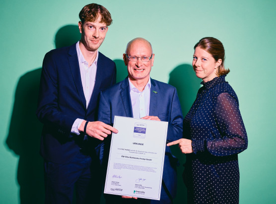 Feralpi Stahl: Maximilian Röllig (Integriertes Managementsystem), Uwe Reinecke (General Manager) und Sarah Lippert (Teamleiterin Marketing und Kommunikation) bei der Auszeichnung durch das F.A.Z. Institut.