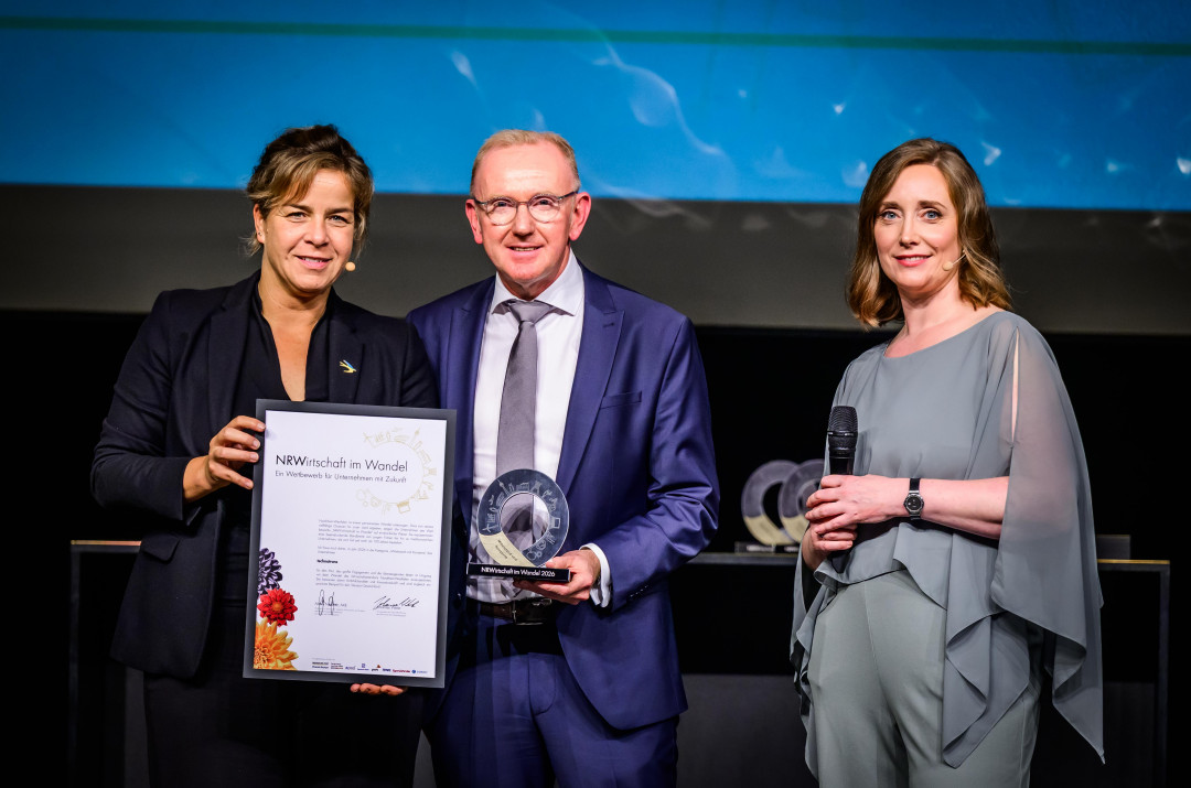 Feierliche Preisverleihung im Apollo Varieté Düsseldorf: Mona Neubauer (Ministerin für Wirtschaft, Industrie, Klimaschutz und Energie des Landes Nordrhein-Westfalen), Michael Finger (Vorstandsvorsitzender technotrans SE), Helene Pawlitzki (Rheinische Post) (v. l.) - Photo: technotrans
