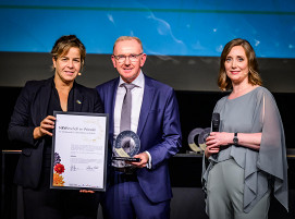 Feierliche Preisverleihung im Apollo Varieté Düsseldorf: Mona Neubauer (Ministerin für Wirtschaft, Industrie, Klimaschutz und Energie des Landes Nordrhein-Westfalen), Michael Finger (Vorstandsvorsitzender technotrans SE), Helene Pawlitzki (Rheinische Post) (v. l.)