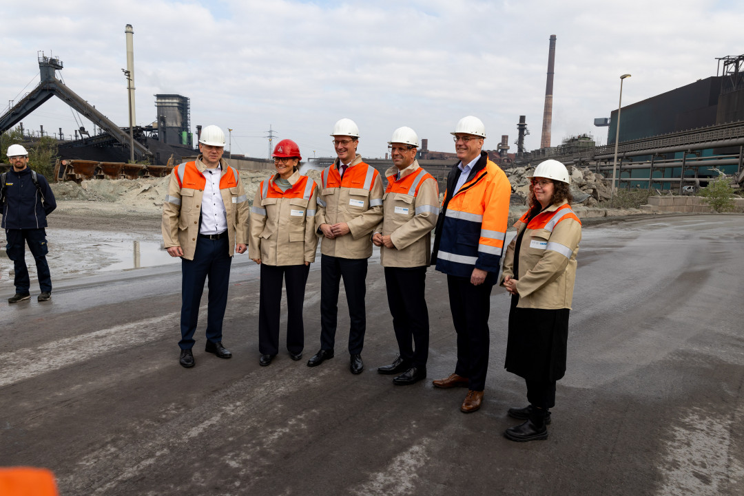 Andreas Betzler, Sprecher der Geschäftsführung der HKM, Christiane Benner, Erste Vorsitzende der IG Metall, Hendrik Wüst, Ministerpräsident Nordrhein-Westfalen, Olaf Lies, Ministerpräsident Niedersachsen, Gunnar Groebler, Vorstandsvorsitzender der Salzgitter AG, und Jule Wenzel, parlamentarische Geschäftsführerin der Grünen-Fraktion im nordrhein-westfälischen Landtag, bei der Besichtigung des Baufelds für den HKM-Elektrolichtbogenofen. - Photo: Salzgitter AG