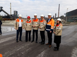 Andreas Betzler, Sprecher der Geschäftsführung der HKM, Christiane Benner, Erste Vorsitzende der IG Metall, Hendrik Wüst, Ministerpräsident Nordrhein-Westfalen, Olaf Lies, Ministerpräsident Niedersachsen, Gunnar Groebler, Vorstandsvorsitzender der Salzgitter AG, und Jule Wenzel, parlamentarische Geschäftsführerin der Grünen-Fraktion im nordrhein-westfälischen Landtag, bei der Besichtigung des Baufelds für den HKM-Elektrolichtbogenofen.