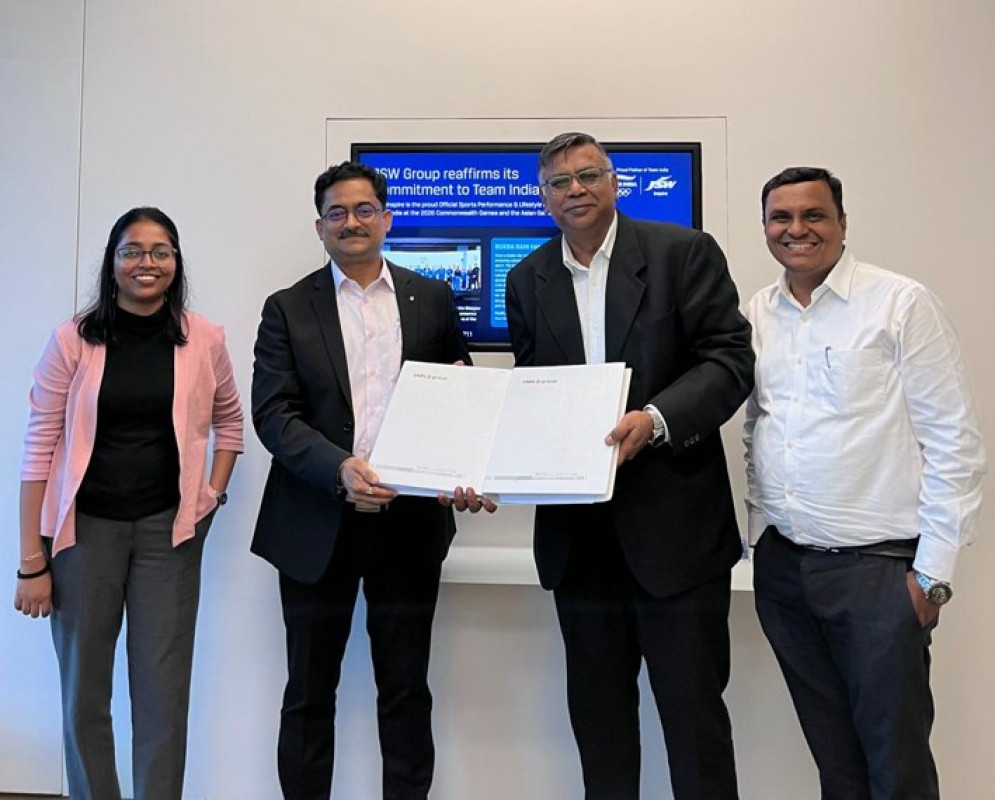 Vertragsunterzeichnung. Von links nach rechts: Namra Tazeen Farooqui, Corporate Commercial, JSW Steel Limited; Vikas Srivastava, Commercial Head, CAPEX Procurement, JSW Steel Limited; Dipankar Guha, Commercial Sales, SMS India Private Limited; Ajay Shah, Sales, SMS Agglomeration India Private Limited - Photo: SMS