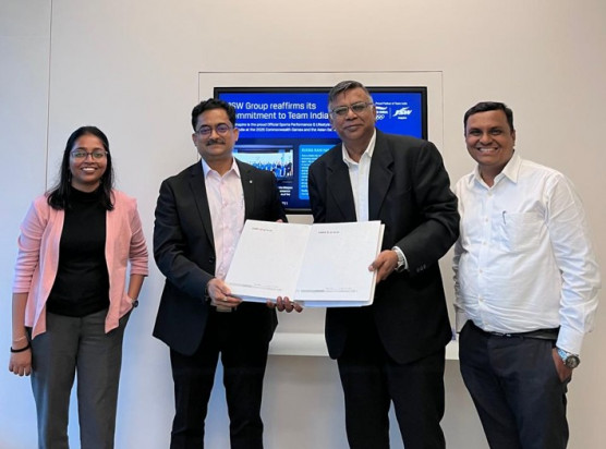 Vertragsunterzeichnung. Von links nach rechts: Namra Tazeen Farooqui, Corporate Commercial, JSW Steel Limited; Vikas Srivastava, Commercial Head, CAPEX Procurement, JSW Steel Limited; Dipankar Guha, Commercial Sales, SMS India Private Limited; Ajay Shah, Sales, SMS Agglomeration India Private Limited