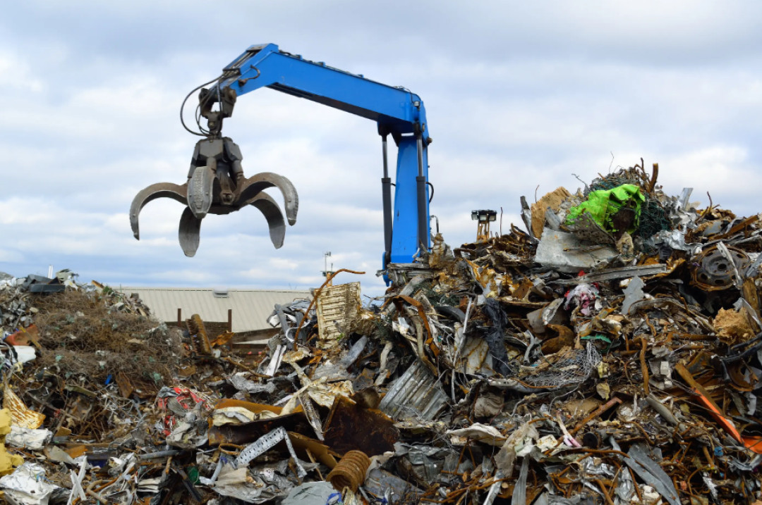 Schwankende Schrottzusammensetzungen und unerwünschte Verunreinigungen erschweren das Metallrecycling. Die Verunreinigungen können die Qualität recycelter Legierungen und damit ihren Einsatz beeinträchtigen. Mit Hilfe von künstlicher Intelligenz gelingt es nun diese Verunreinigungen gezielt zu nutzen, um bessere Legierungen zu entwickeln. - Photo: Copyright: Adobe Stock 102472568