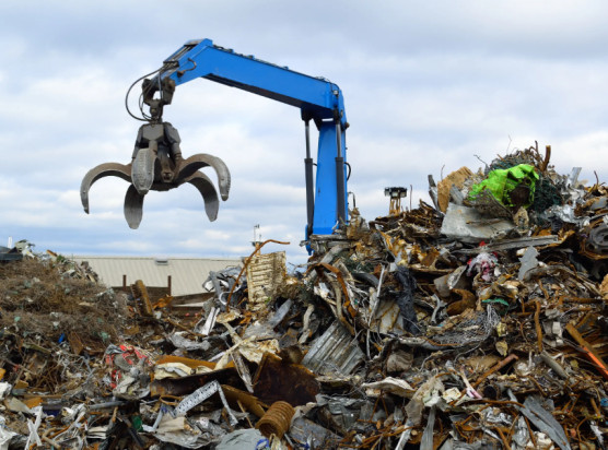 Schwankende Schrottzusammensetzungen und unerwünschte Verunreinigungen erschweren das Metallrecycling. Die Verunreinigungen können die Qualität recycelter Legierungen und damit ihren Einsatz beeinträchtigen. Mit Hilfe von künstlicher Intelligenz gelingt es nun diese Verunreinigungen gezielt zu nutzen, um bessere Legierungen zu entwickeln.