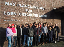 Dr. Baptiste Gault (Erster von links) zusammen mit seiner Gruppe „Atomsondentomografie“ des Max-Planck-Instituts für Eisenforschung.